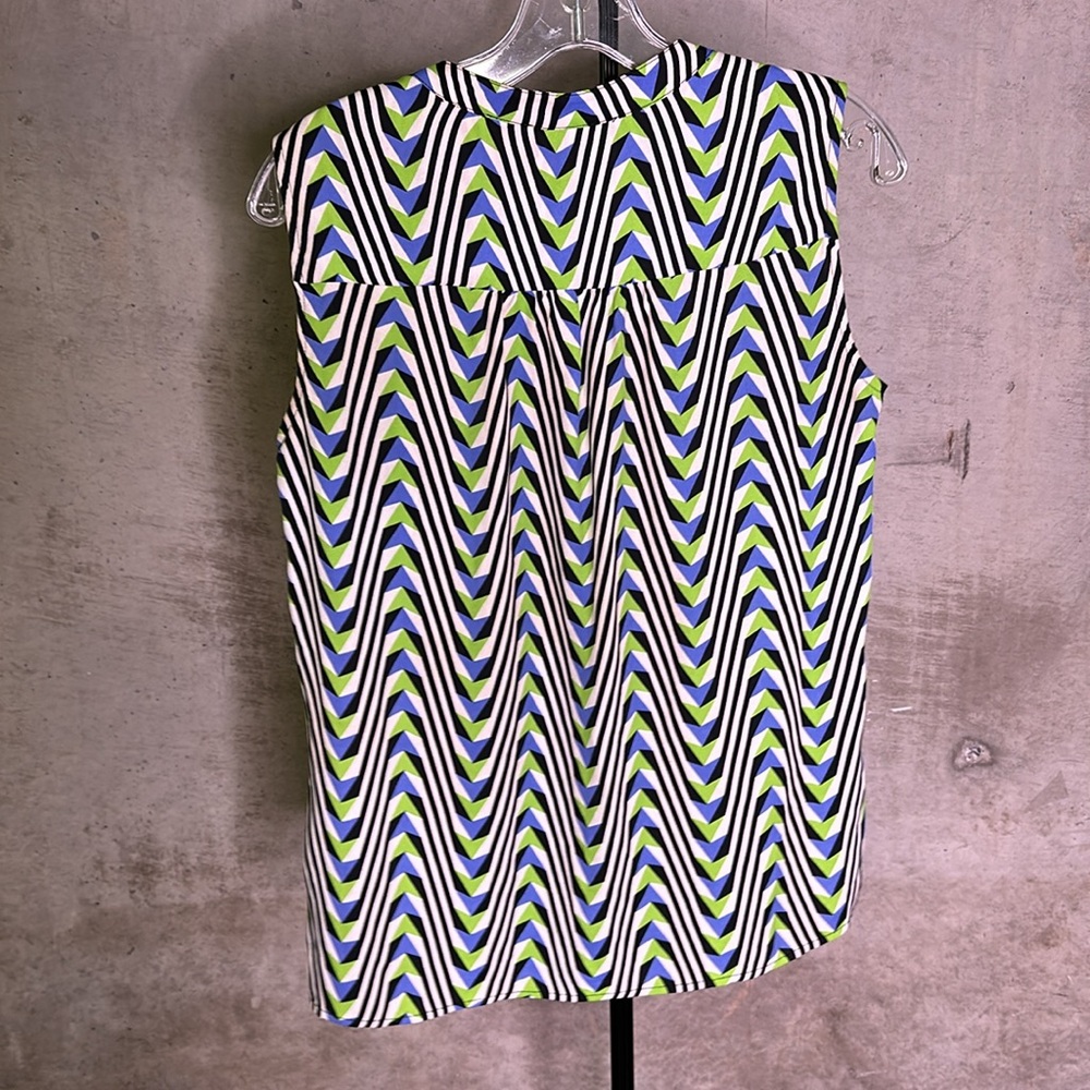 Patterned Sleeveless Button-Down Blouse - image 5